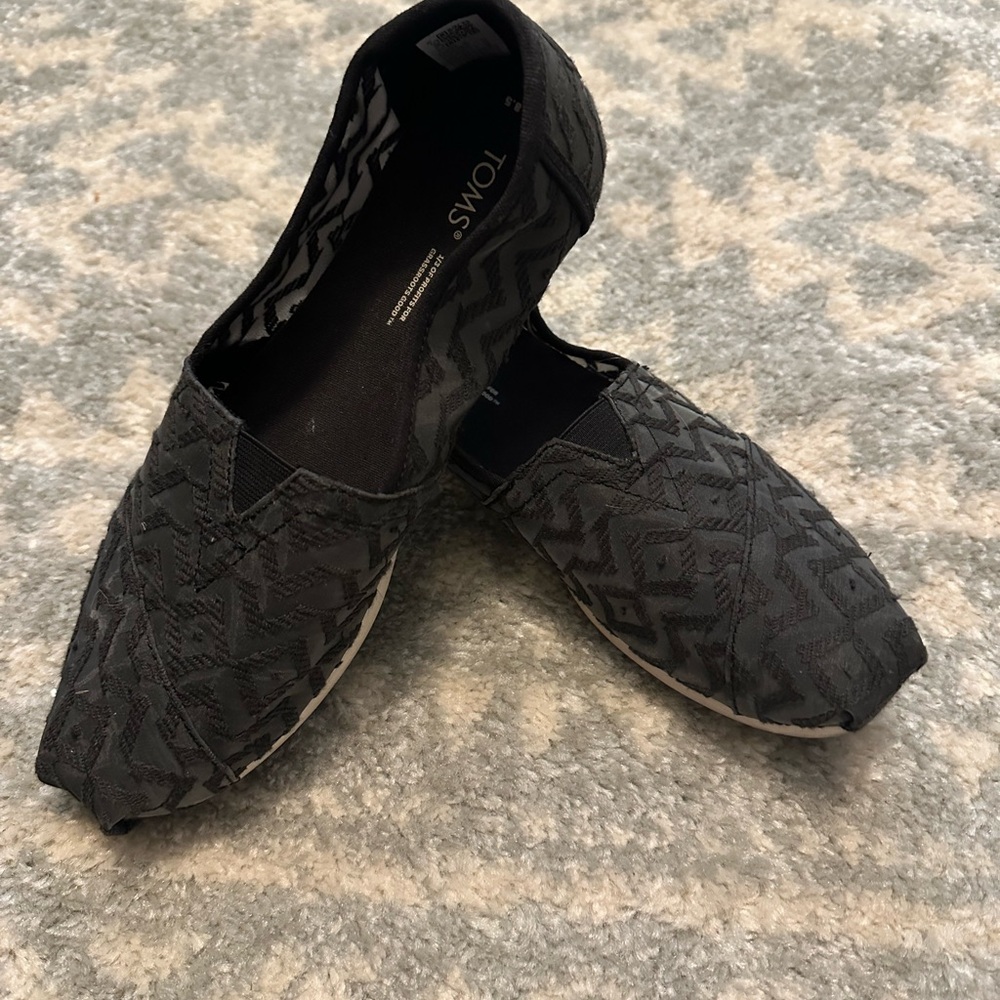 TOMS women’s Black Slip-On Shoes